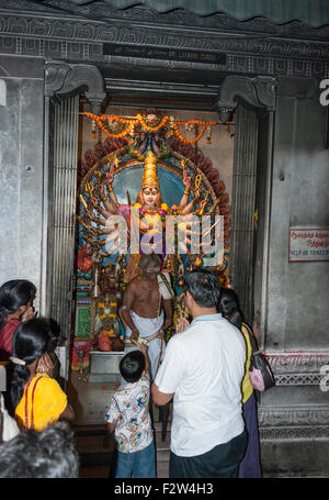 Singapur-März 10, 2007: Menschen, die in Kaliamman Tempel in Singapur am 10. März 2007 genießen, ist dieser Tempel der größten h Stockfoto