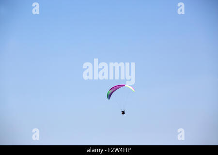 Bunten Gleitschirm fliegen in einen blauen Himmel Stockfoto