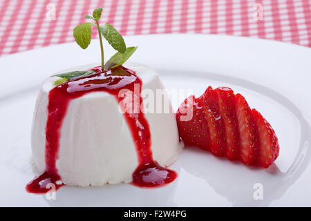 Panna Cotta Dessert mit Erdbeeren Stockfoto