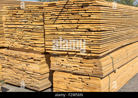Holzbretter in einem Haufen gestapelt. Stockfoto
