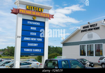 Kittery, Maine Einkauf in Outlet-Zentren genannt Kittery Outlet Malls mit Geschäften und Autos Stockfoto