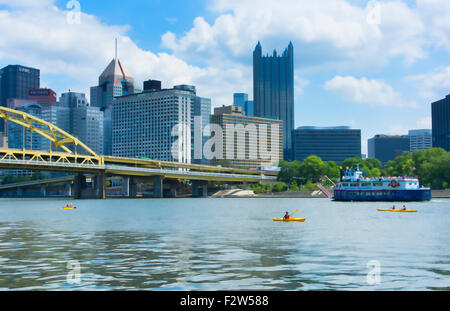 Pittsburgh Pennsylvania PA Skyline Innenstadt Wolkenkratzer mit berühmten Gateway Clipper Boot rund um Stadt und Roberto Clemente Stockfoto