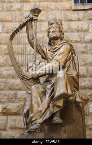 König David von Israel (ca. 1040-970 v. Chr.) die Harfe zu spielen. Die Statue befindet sich nahe dem Eingang zum Grab des König David. Berg Zion. Jerusalem. Israel. Stockfoto