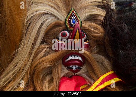 traditionelle Maske mit langen Haaren Stockfoto