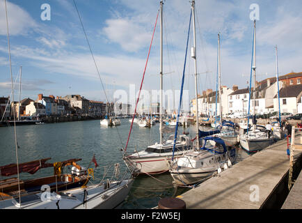 Moderne Yachten an Liegeplätzen im Hafen von Weymouth, Dorset, England, UK Stockfoto