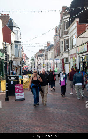 Menschen im Zentrum der Stadt von Weymouth, Dorset, England, UK Stockfoto