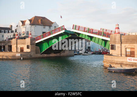 Stadtbrücke angehoben, um eine Yacht in der Marina in Weymouth Hafen, Dorset, England, UK übergehen lassen Stockfoto