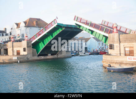 Stadtbrücke angehoben, um eine Yacht in der Marina in Weymouth Hafen, Dorset, England, UK übergehen lassen Stockfoto