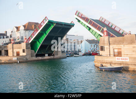 Stadtbrücke angehoben, um eine Yacht in der Marina in Weymouth Hafen, Dorset, England, UK übergehen lassen Stockfoto