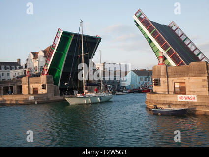 Stadtbrücke angehoben, um eine Yacht in der Marina in Weymouth Hafen, Dorset, England, UK übergehen lassen Stockfoto