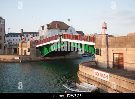 Stadtbrücke angehoben, um eine Yacht in der Marina in Weymouth Hafen, Dorset, England, UK übergehen lassen Stockfoto