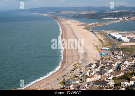 Chesil Beach Tombolo mit Gehäuse in Chiswell in den Vordergrund, Isle of Portland, Dorset, England, UK Stockfoto