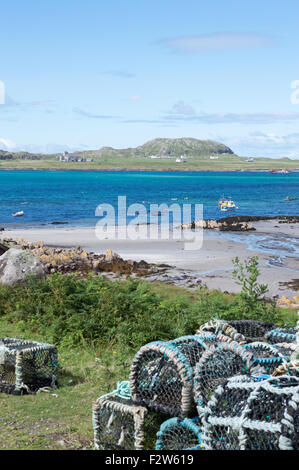 Blick auf Iona Abbey über Sound of Mull von Fionnphort mit Hummer-Töpfe im Vordergrund Stockfoto