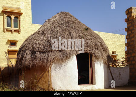 Lehmhütte mit Dach gemacht Strohhalme im Badal House in Khuri Dorf, Jaisalmer, Rajasthan, Indien Stockfoto