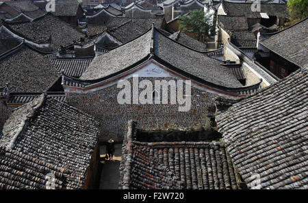 (150924)--YONGZHOU, 24. September 2015 (Xinhua)--Foto am 17. September 2015 zeigt einen Dorfbewohner gehen unter den historischen Wohnhäusern in Loutian Dorf von Yongzhou Stadt, Zentral-China Provinz Hunan. Loutian Dorf, mit seiner Geschichte stammt aus Hunderten von Jahren, ist der Geburtsort von Zhou Dunyi, eine hervorragende Literaten und Philosophen in der Song-Dynastie (960-1276).  (Xinhua / He Hongfu) (Wjq) Stockfoto