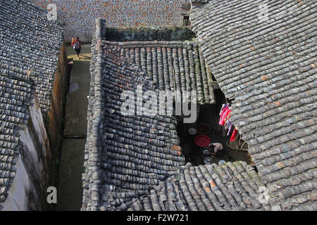 (150924)--YONGZHOU, 24. September 2015 (Xinhua)--Foto aufgenommen am 24. September 2015 zeigt historische Wohnhäuser in Loutian Dorf von Yongzhou Stadt, Zentral-China Provinz Hunan. Loutian Dorf, mit seiner Geschichte stammt aus Hunderten von Jahren, ist der Geburtsort von Zhou Dunyi, eine hervorragende Literaten und Philosophen in der Song-Dynastie (960-1276).  (Xinhua / He Hongfu) (Wjq) Stockfoto