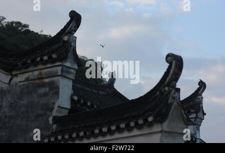 (150924)--YONGZHOU, 24. September 2015 (Xinhua)--Foto am 23. September 2015 zeigt die Gesimse eines alten Gebäudes in Loutian Dorf von Yongzhou Stadt, Zentral-China Provinz Hunan. Loutian Dorf, mit seiner Geschichte stammt aus Hunderten von Jahren, ist der Geburtsort von Zhou Dunyi, eine hervorragende Literaten und Philosophen in der Song-Dynastie (960-1276).  (Xinhua / He Hongfu) (Wjq) Stockfoto