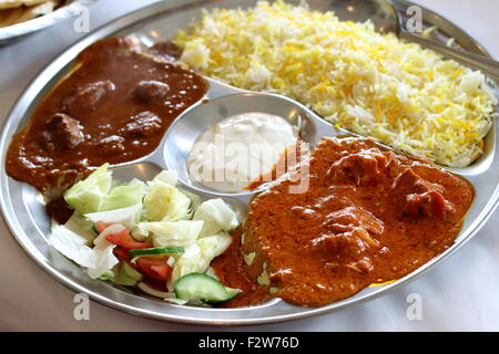 Thali Mittagessen auf einem Edelstahl-Tablett Stockfoto