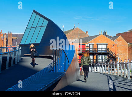 Zwei Frauen, die zu Fuß über die Skala Brücke, Kingston upon Hull, East Riding of Yorkshire, England UK Stockfoto