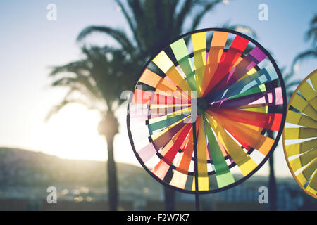 Molinillo de Viento Girando al Atardecer.  Detalle Castillo de Peñíscola Stockfoto