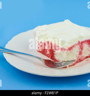 Ein Stück hausgemachter Soda-Pop-Kuchen auf einem weißen Dessertteller auf blauem Grund. USA. Stockfoto