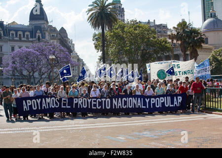 Madres De La Plaza de Mayo auf ihrem wöchentlichen Marsch für ihre "verschwundenen" Kinder während des schmutzigen Krieges protestieren Stockfoto