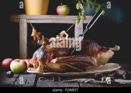 Gebratene Gans mit Äpfeln Stockfoto