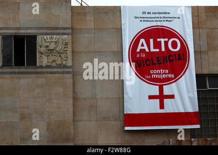 Stopp der Gewalt gegen Frauen Banner (in Spanischer Sprache) hängen an umsa Universität Gebäude, La Paz, Bolivien Stockfoto