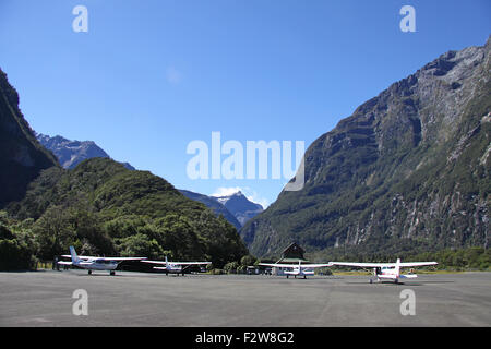 Kleine Flugzeuge auf der Landebahn des Milford Sound Flughafen, MFN, NZMF, in Milford Sound, Neuseeland Stockfoto