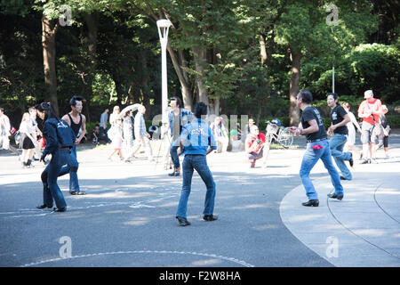 Rockabilly-Tänzer am Eingang der Yoyogi Park, Shibuya, Tokyo, Japan Stockfoto