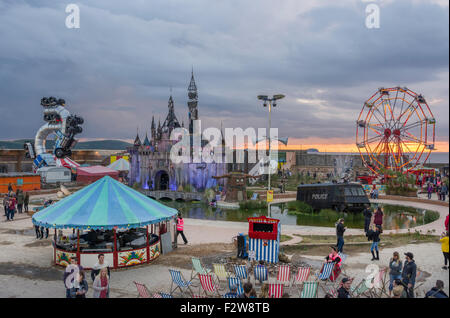 Ein Blick über Banksy Dismaland bei Sonnenuntergang Stockfoto