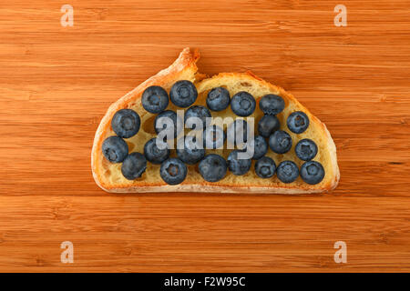 Aus Holz Bambus Schneidbrett mit Sandwich mellow Heidelbeeren auf Scheibe Weizenbrot Stockfoto