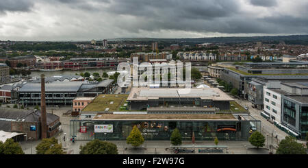 Die Aussicht vom Dach/Turm Bristol Kathedrale nach Süden über moderne Entwicklungen auf der Hafenpromenade Stockfoto