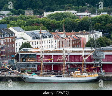Die Aussicht vom Dach/Turm Bristol Kathedrale Blick nach Süden auf die Großsegler vertäut Kaskelot außerhalb des MShed Gebäudes. Stockfoto