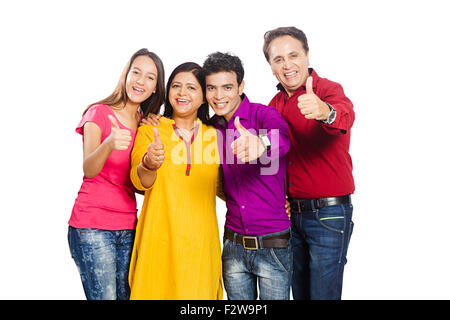 4 indische Familie Eltern junge Tochter und Sohn Daumen nach oben zeigen Stockfoto