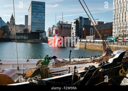 Salthouse Quay, Liverpool Docks, Stadt Liverpool, UK, mit Planeten Feuerschiff Stockfoto