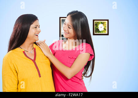 2 indische Mutter und junge Tochter Caring Stockfoto