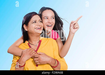 2 indische Mutter und junge Tochter finger Pinting zeigt Stockfoto