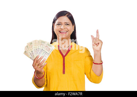 1 indische erwachsenen Frau Geld zeigen Stockfoto