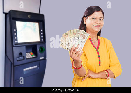 1 indische erwachsenen Frau ATM Maschine Geld zeigen Stockfoto