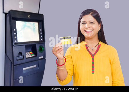 1 indische erwachsenen Frau ATM Maschine Kreditkarte anzeigen Stockfoto