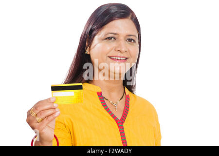 1 indische Adult Woman Credit Card zeigen Stockfoto