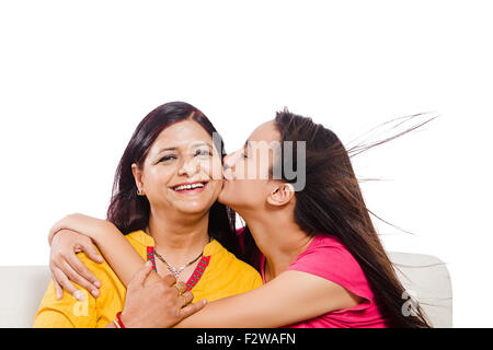 2 indische Mutter und Tochter lieben Kissing Stockfoto