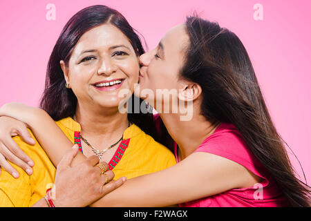 2 indische Mutter und Tochter lieben Kissing Stockfoto