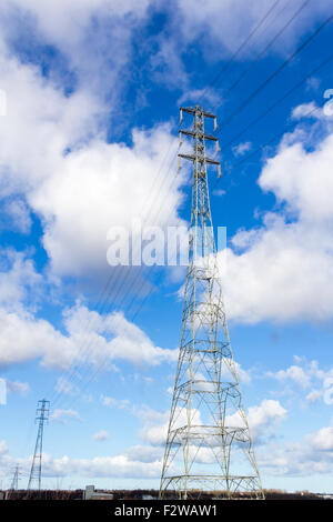 Extra hohe Strommasten, Bestandteil der UK National Grid, den Fluss Tyne in der Nähe von Jarrow Stromkabel Übertrag. Stockfoto