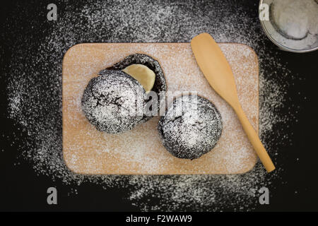 Donut mit Glasur Zucker Topping auf Holzplatte. Stockfoto