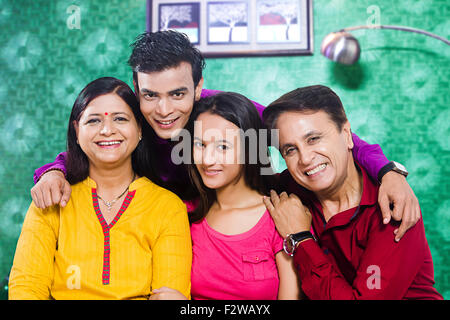 4 indische Familie Eltern junge Tochter und Sohn sitzen Stockfoto