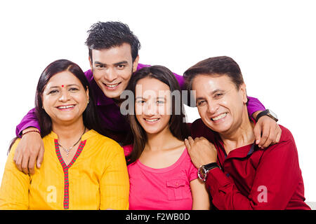 4 indische Familie Eltern junge Tochter und Sohn sitzen Stockfoto