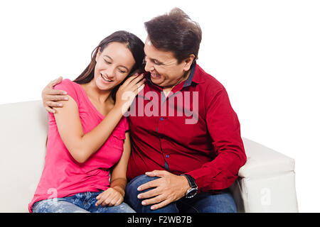 2 indische Vater und Tochter sitzen zu Hause Pflege Stockfoto