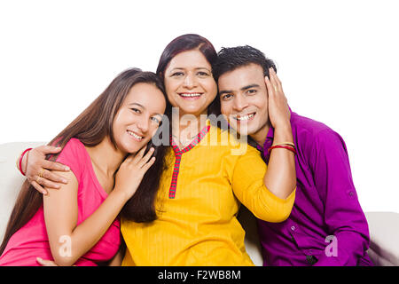 3 junge indische Mutter Tochter und Sohn sitzen zu Hause Pflege Stockfoto